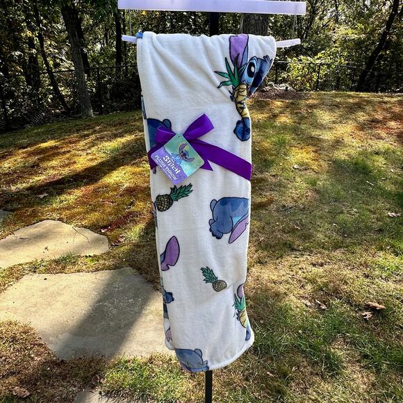 Stitch Plush White Blanket Disney Soft Throw 50" x 70” Pineapple Adorable New - Picture 2 of 11